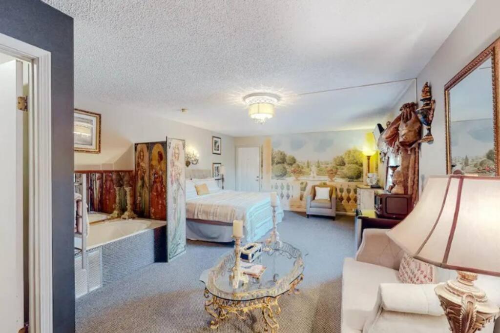 Jacuzzi Suite 206 At Tradewinds Eureka Springs Exterior foto